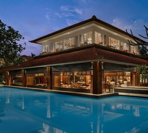 Hotels & Luxury Resorts